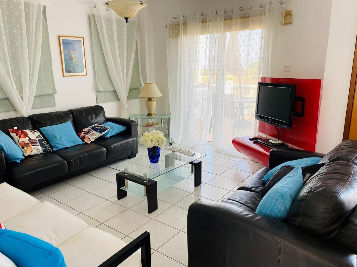 Villa Emiliana Paralimni Bagian luar foto