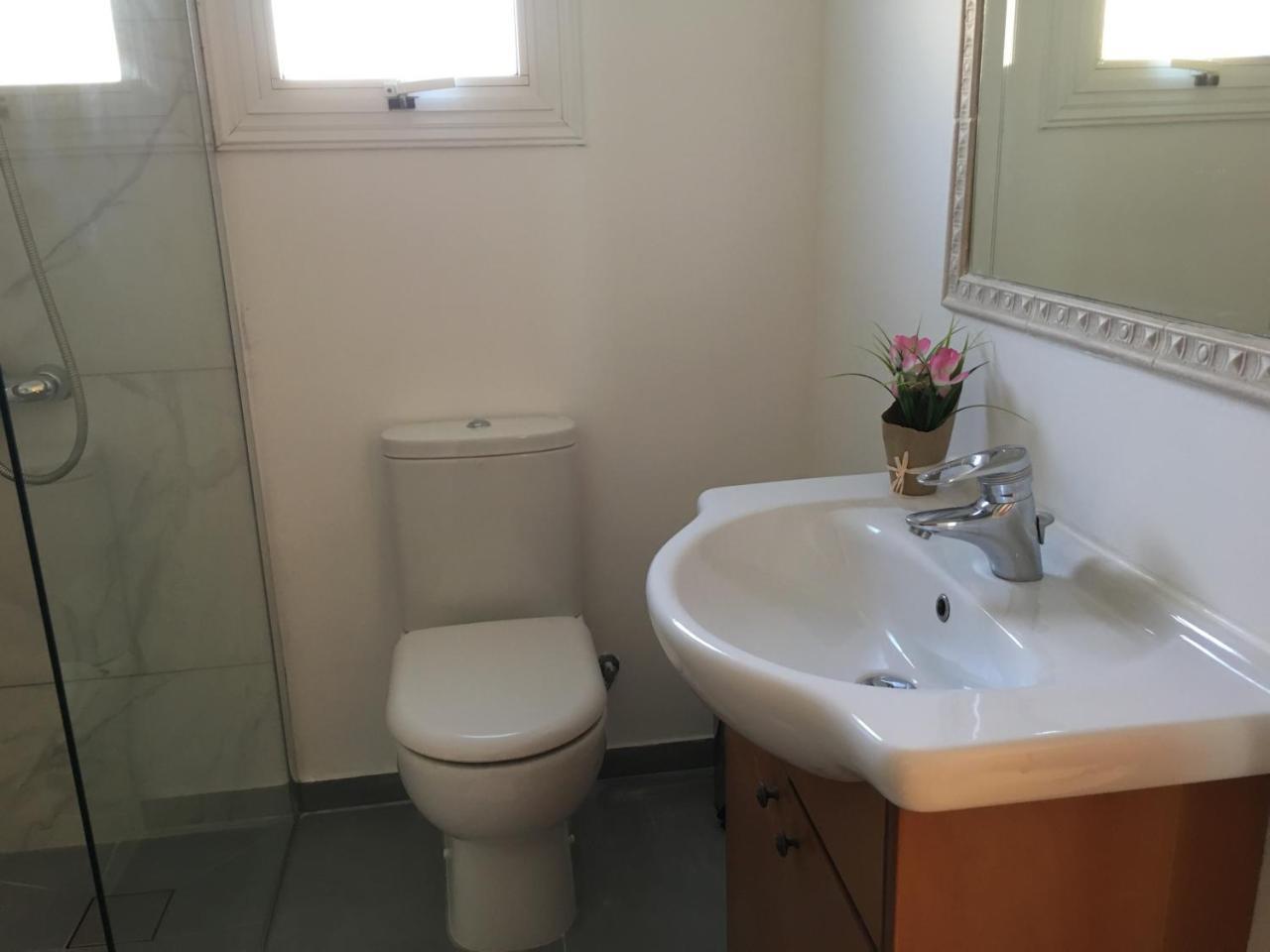 Villa Emiliana Paralimni Bagian luar foto